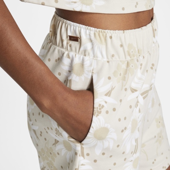 Nike Garden Party Shorts Sz Sm Tan Floral Activewear Athleisure - Picture 6 of 7